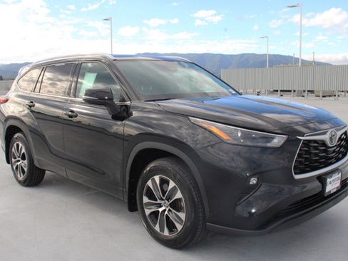Certified 2022 Toyota Highlander XLE image 2