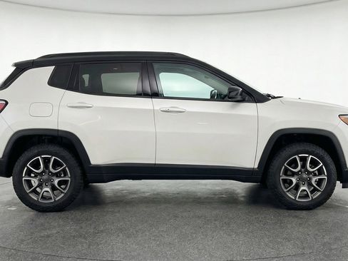 Used 2025 Jeep Compass Trailhawk image 11