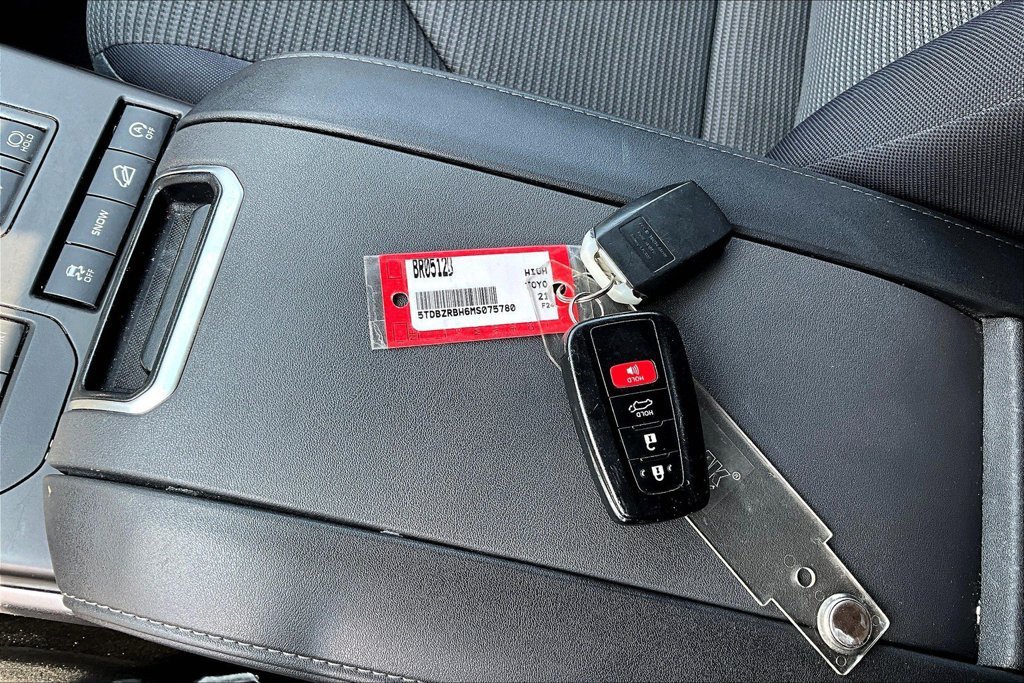 Used 2021 Toyota Highlander LE AWD/4WD image 32