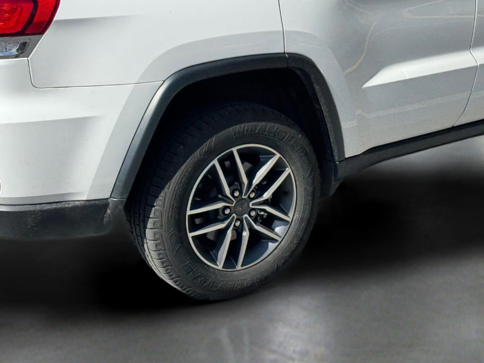 Used 2022 Jeep Grand Cherokee Limited AWD/4WD image 17