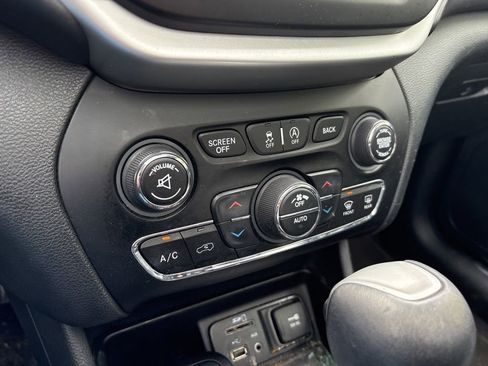 Used 2016 Jeep Cherokee Overland w/ Technology Group AWD/4WD image 25