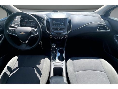Used 2018 Chevrolet Cruze LT FWD image 17