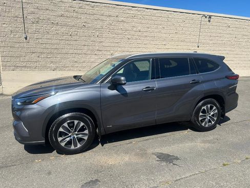 Used 2022 Toyota Highlander XLE AWD/4WD image 8