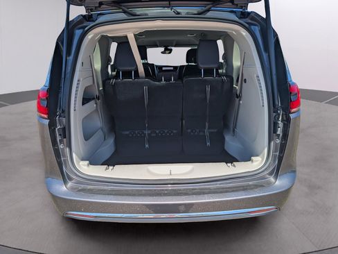 Used 2022 Chrysler Pacifica Touring-L image 35