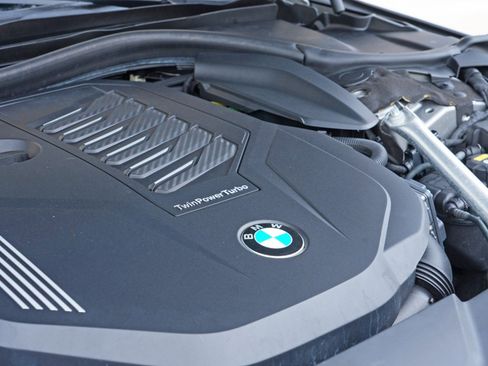 Used 2022 BMW 740i w/ M Sport Package RWD image 9