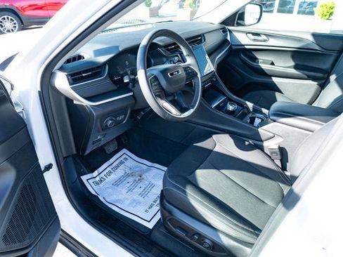 Used 2024 Jeep Grand Cherokee Laredo image 14