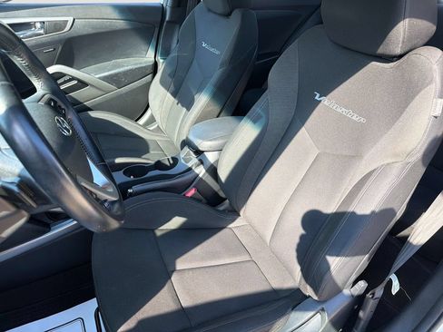 Used 2017 Hyundai Veloster Value Edition FWD image 18