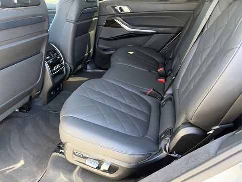 Used 2024 BMW X7 xDrive40i w/ Premium Package image 21