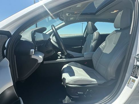 Used 2025 Hyundai Elantra Limited FWD image 4