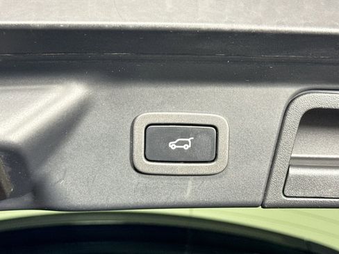 Used 2019 Land Rover Range Rover Velar S image 33