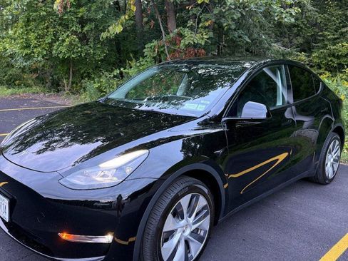 Used 2023 Tesla Model Y Long Range AWD/4WD image 2