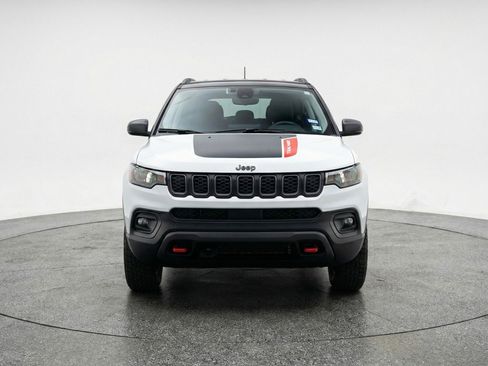 Used 2025 Jeep Compass Trailhawk AWD/4WD image 2