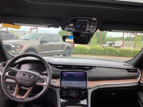 Used 2021 Jeep Grand Cherokee L Summit w/ Luxury Tech Group V image 18