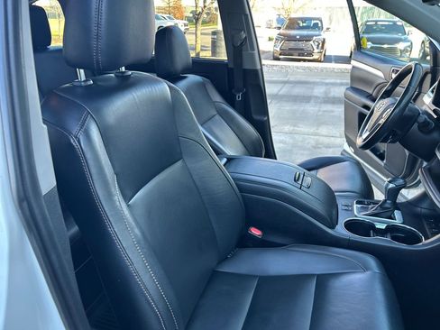 Used 2019 Toyota Highlander XLE image 32