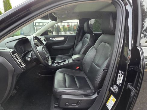 Used 2020 Volvo XC40 T5 Momentum w/ Protection Package Premier image 9
