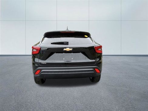 Used 2025 Chevrolet Trax LS w/ LS Convenience Package FWD image 4