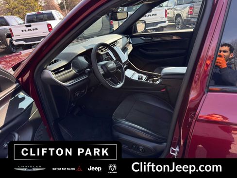 Used 2023 Jeep Grand Cherokee Altitude AWD/4WD image 10