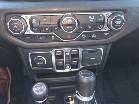 Used 2024 Jeep Wrangler Unlimited w/ Convenience Group AWD/4WD image 17
