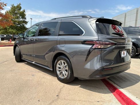 Used 2025 Toyota Sienna XLE FWD image 8