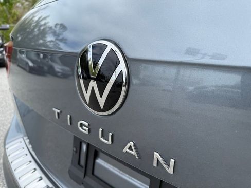 Used 2022 Volkswagen Tiguan SE w/ Panoramic Sunroof Package image 12