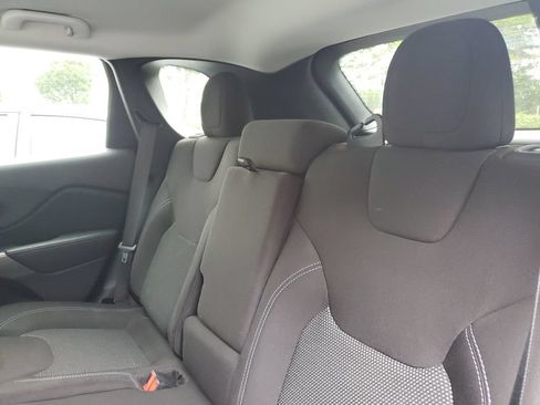 Used 2020 Jeep Cherokee Latitude FWD image 11