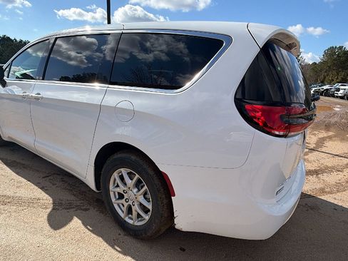 New 2026 Chrysler Pacifica Select image 10