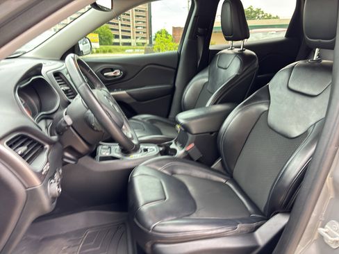 Used 2019 Jeep Cherokee Latitude Plus w/ Comfort/Convenience Group FWD image 12