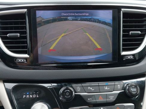 Used 2024 Chrysler Pacifica Touring-L FWD image 32