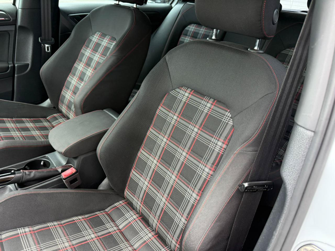 Used 2018 Volkswagen GTI SE FWD image 26