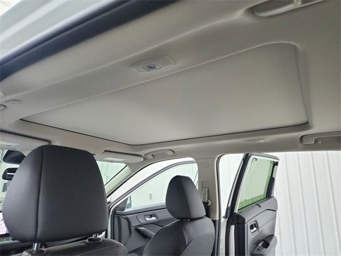 Used 2025 Nissan Rogue SL w/ Tech Package image 23