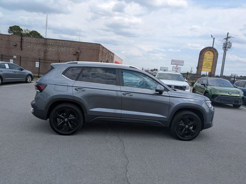 Used 2025 Volkswagen Taos SEL image 2