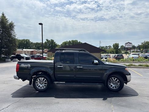 Used 2011 Nissan Frontier SL AWD/4WD image 10