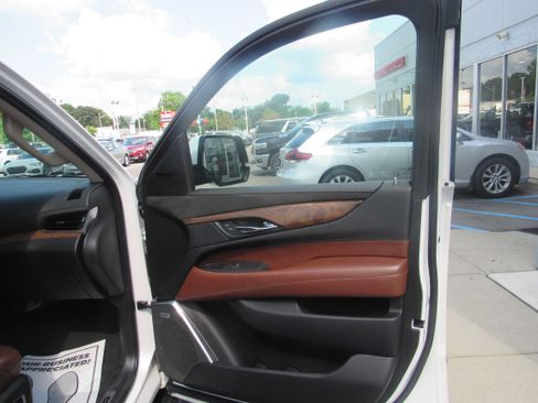 Used 2019 Cadillac Escalade Premium Luxury AWD/4WD image 10