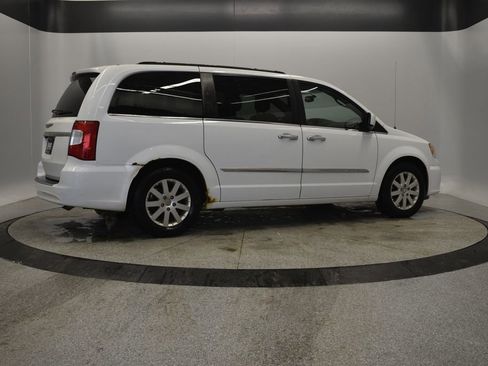 Used 2015 Chrysler Town & Country Touring w/ Driver Convenience Group image 10
