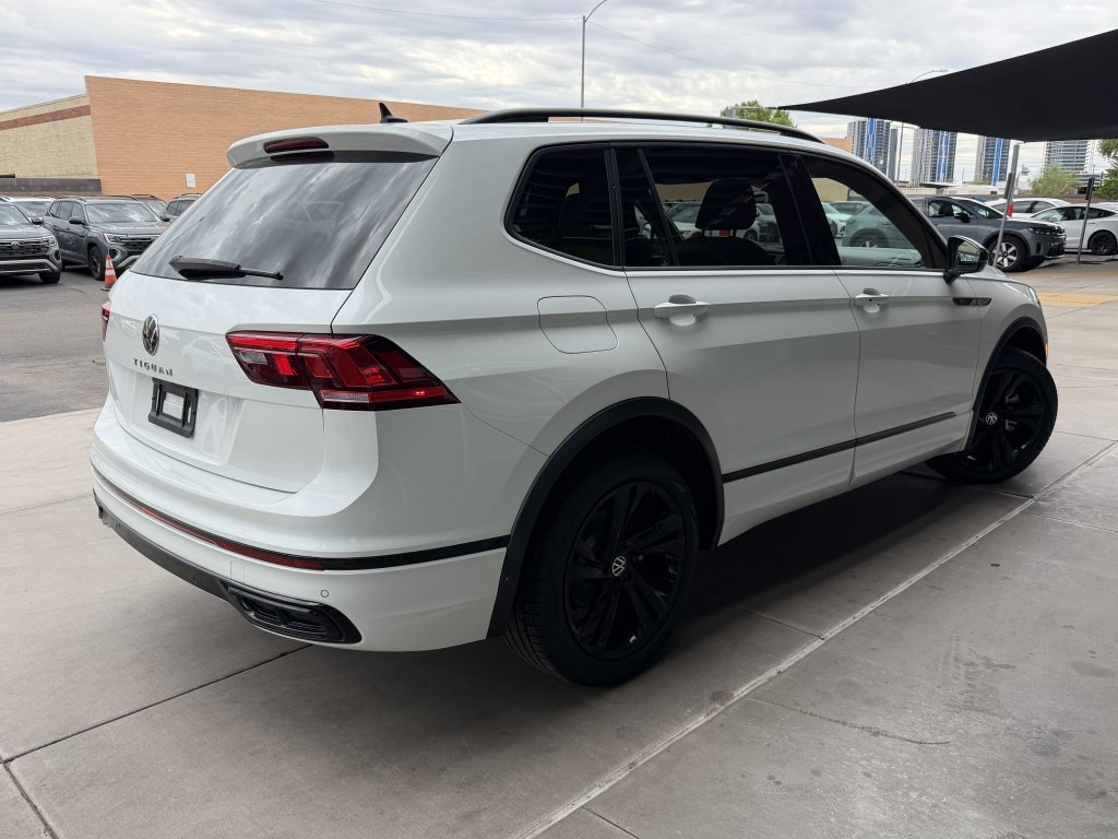 Used 2024 Volkswagen Tiguan SE R-Line FWD image 4