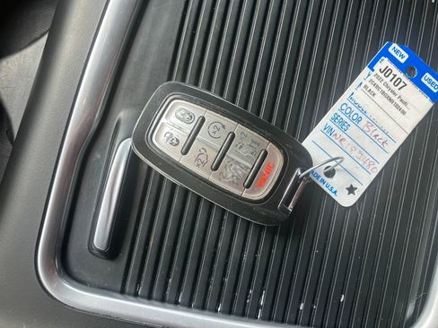 Used 2022 Chrysler Pacifica Touring-L FWD image 28