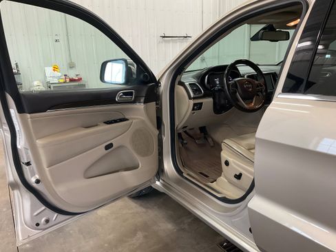 Used 2014 Jeep Grand Cherokee Overland w/ Advanced Technology Group image 9