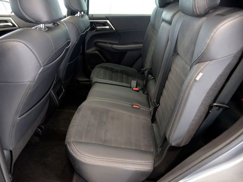 Used 2023 Mitsubishi Outlander SE image 28