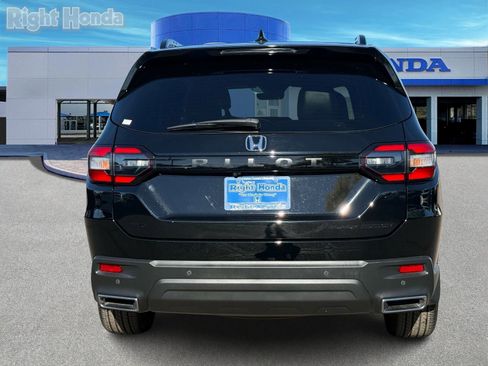 Certified 2025 Honda Pilot Black Edition image 8