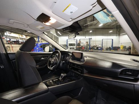 Used 2024 Nissan Rogue SV image 27