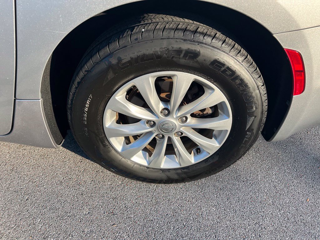 Used 2017 Chrysler Pacifica Touring-L FWD image 13