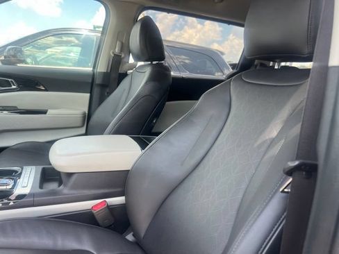 Used 2024 Kia Carnival EX FWD image 19