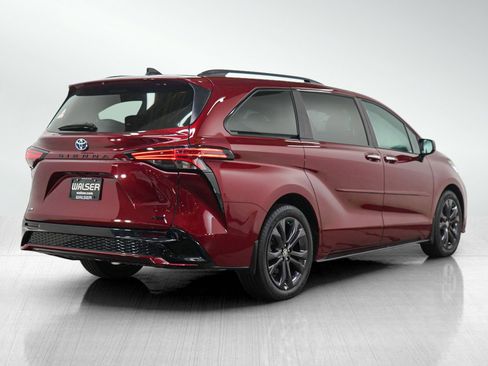 Used 2025 Toyota Sienna XSE FWD image 5