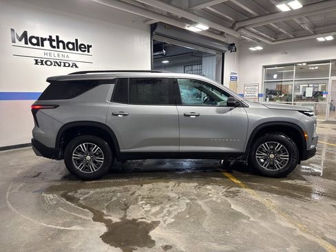 Used 2025 Chevrolet Traverse LT image 4