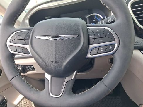 Used 2022 Chrysler Pacifica Touring-L FWD image 25