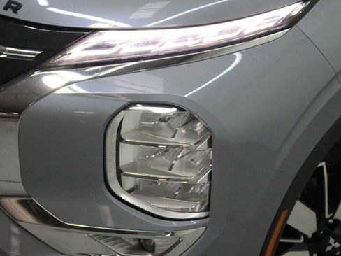 New 2026 Mitsubishi Outlander SE FWD image 2