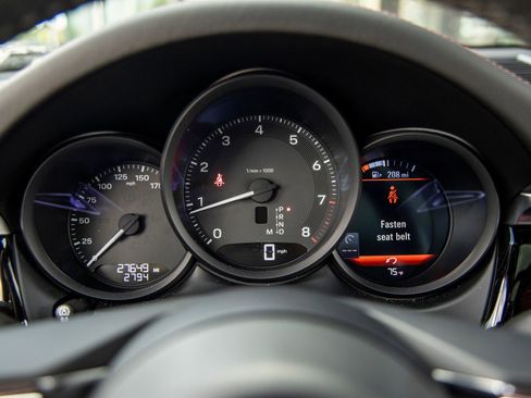 Certified 2023 Porsche Macan image 31