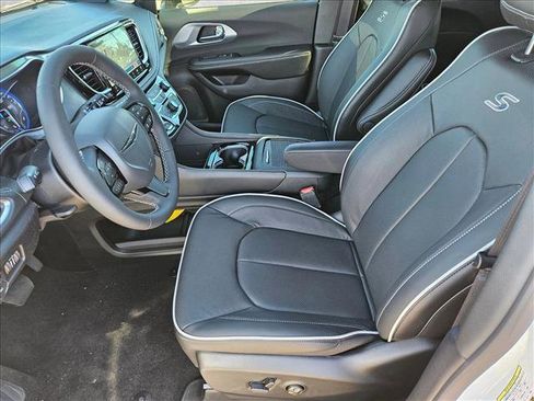 New 2026 Chrysler Pacifica Limited w/ S Appearance Package image 4