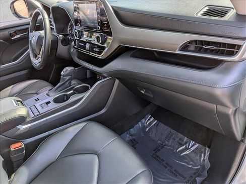 Used 2022 Toyota Highlander XLE FWD image 21
