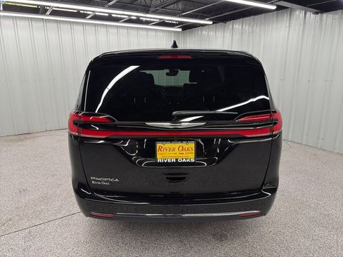 New 2026 Chrysler Pacifica Select image 5